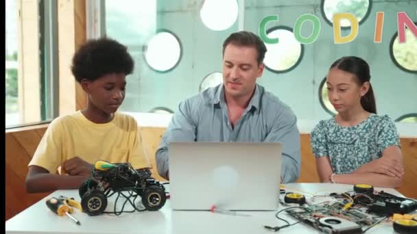 Ansehnliche Lehrer Erklären Elektronische Geräte Indem Sie Laptop Mit Automodell — Stockvideo