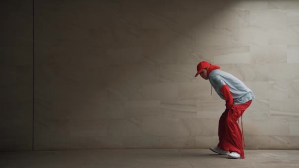 Hipsterul Asiatic Profesionist Efectuează Dansatoare Pauză Fundal Gri Dansatorul Stradă — Videoclip de stoc
