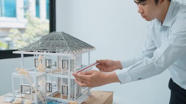 Primer Plano Del Ingeniero Arquitecto Profesional Masculino Mide Modelo Casa — Vídeos de Stock