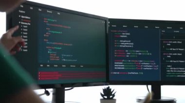 Bilgisayar programlama için arka uç yazılım geliştirici mühendisi. Yazı yazma kodlarını ayıklamak için birlikte çalışıyorlar. Ofisteki monitörde karmaşık algoritmaları çözüyorlar. Filizlenen