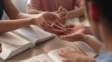 Hristiyan katolik takipçilerle dinsel bağlılık ve maneviyat duygusu doludur. Ağır çekimde Hıristiyan insanlar birlikte dua ederken el ele tutuşup grup duası yapıyorlar. Filizlenen