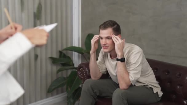 Savunmasız Stresli Genç Bir Hasta Ofisteki Zihinsel Tedavi Sırasında Duygusal — Stok video