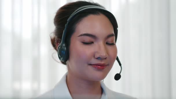 Bizneswoman Nosząca Żywy Zestaw Słuchawkowy Pracujący Biurze Celu Wsparcia Zdalnego — Wideo stockowe