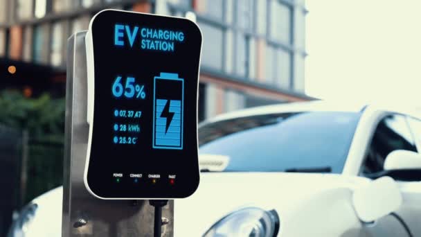 電気自動車バッテリーを充電する住宅エリアのスマートEv充電ステーションの未来的なクリーンエネルギー利用 現代都市のライフスタイルにおけるハイテクEvカーの技術進歩 パーセント — ストック動画