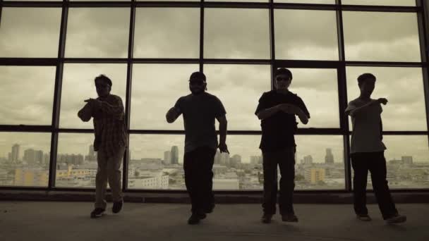 Tiro Silhueta Grupo Coreógrafo Qualificado Dançando Conjunto Com Scrapper Céu — Vídeo de Stock