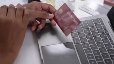 Çevrimiçi ödeme, bankacılık ve internet ağındaki alışveriş için kullanılan kredi kartını çevrimiçi güvenli cüzdan için kredi kartı teknolojisini gösteren dizüstü bilgisayarla kapat