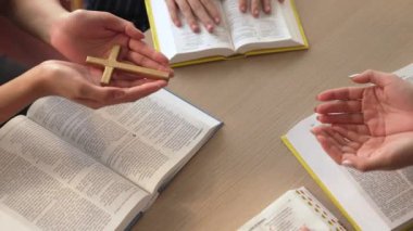 Hristiyan katolik takipçilerle dinsel bağlılık ve maneviyat duygusu doludur. Ağır çekimde Hıristiyan insanlar birlikte dua ederken el ele tutuşup grup duası yapıyorlar. Filizlenen