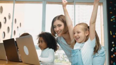 Akıllı öğrenci, öğretmen STEM teknoloji sınıfındaki ekran ve kontrol sistemine bakarken başarılı projeyi kutluyor. Çeşitli programlama mühendislik kodları ya da kodlama komutları. Etkinlik.