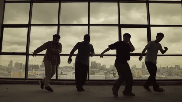 Yetenekli Koreograf Grubunun Gökyüzü Dövüşçüsüyle Dans Ederken Çekilmiş Siluet Fotoğrafı — Stok video
