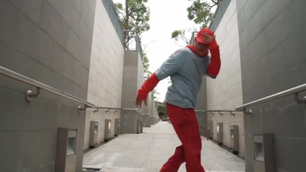 Hipster Profesionist Efectuează Pași Timp Merg Coridor Dansatoare Stradă Abilă — Videoclip de stoc
