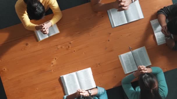 Atas Pandangan Udara Dari Tim Cerdas Berpegangan Tangan Pada Alkitab — Stok Video