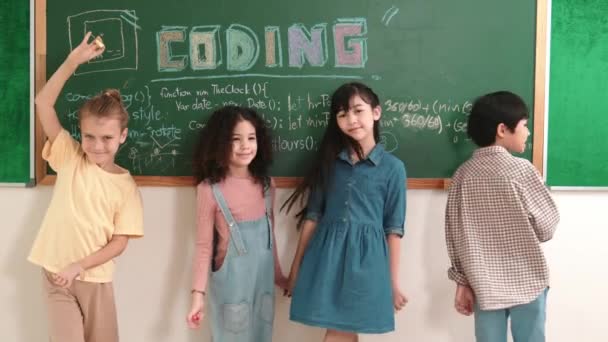Diverse Menulis Papan Mahasiswa Tentang Coding Engineering Code Dan Sistem — Stok Video