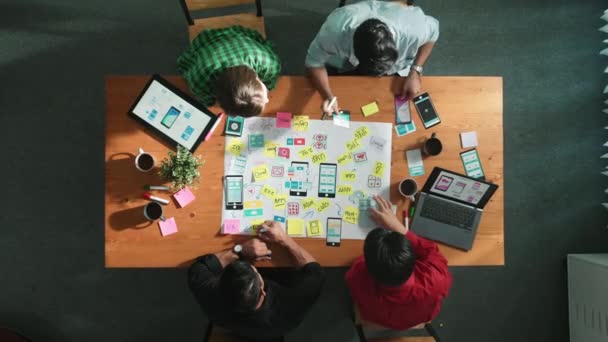 专业开发人员团队使用思维地图分享Ux Ui设计的思想 自上而下的商业团队合作的观点 头脑风暴或计划手机接口应用程序 — 图库视频影像