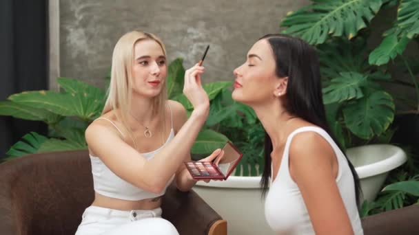 Twee Mooie Content Creator Het Maken Van Natuurlijke Schoonheid Cosmetische — Stockvideo