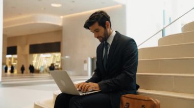 Yönetici, başarılı bir projeyi kutluyor ya da terfi alıyor, yeni bir iş buluyor. Profesyonel iş adamı, satışları kontrol ederken mutlu ve keyifli olduğunu ifade eder. Sevinçli..