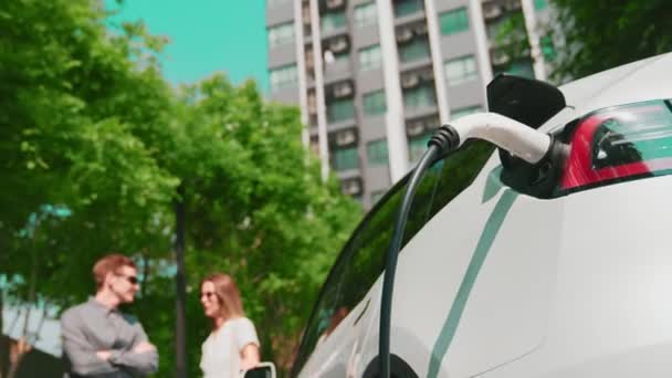 Jong Stel Reist Zomer Met Elektrische Auto Groene Duurzame Stadstuin — Stockvideo