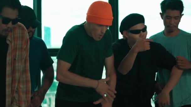 Kelompok Muda Hipster Multikultural Menari Pindah Musik Hip Hop Tim — Stok Video