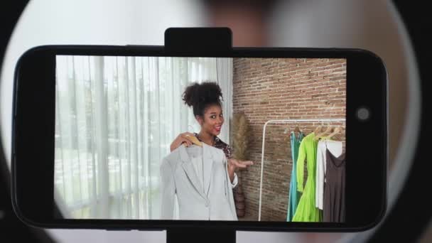 Achteraanzicht Behide Smartphone Scherm Opname Vrouw Influencer Shoot Live Stream — Stockvideo
