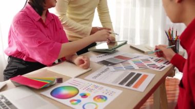 Tasarımcı ekibinin beyin fırtınası yaptığı ve grafik tasarımı için renk seçimi yaptığı el kapanışı ya da tasarım bürosunda krom danışmanlığı için danışmanlık isteyen bir müşteri. Değiştirilmiş