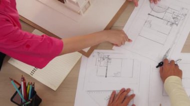 Müşteri denetimi ile yavaş çekim iç mimar taslağı hazırlamak ve ev dekorasyonunu müşteri talebine göre düzenlemek. Mimari müşteri hizmetleri. Değiştirilmiş