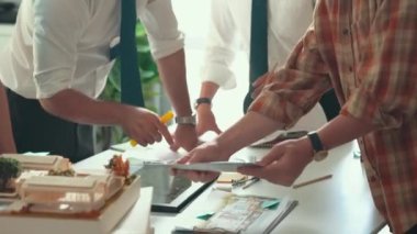 Yetenekli iş adamı ve akıllı iş arkadaşının tasarım evini birlikte kapatın. Mimar mühendisinin mimari teçhizat kullanarak bina yapısını ölçtüğü hava görüntüsü. Hizalama.