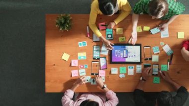 Cep telefonu arayüzü için Ux ui tasarımı hakkında yazılım geliştiricisinin üst görünümü. Programcı beyin fırtınası ve tablet akıllı yazılımı görüntüleyerek kablo prototipi planlama. Cemaat.