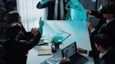 Proje yöneticisi VR cam kullanarak küresel bağlantıyı büyük veri ve dijital ekran akışına bağlarken takım programlama sistemi dizüstü bilgisayardan veri gönderiyor. Müdürlük.