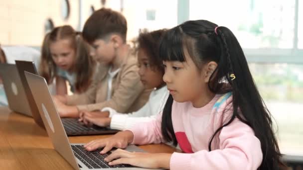 Smart Asiatisk Flicka Som Arbetar Laptop Och Vända Huvudet Till — Stockvideo