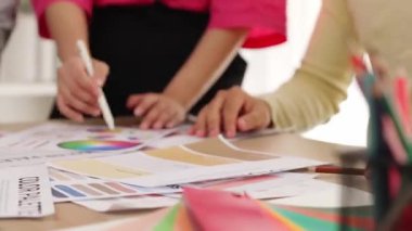 Tasarımcı ekibinin beyin fırtınası yaptığı ve grafik tasarımı için renk seçimi yaptığı el kapanışı ya da tasarım bürosunda krom danışmanlığı için danışmanlık isteyen bir müşteri. Değiştirilmiş