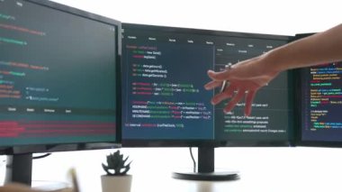 Bilgisayar programlama için arka uç yazılım geliştirici mühendisi. Yazı yazma kodlarını ayıklamak için birlikte çalışıyorlar. Ofisteki monitörde karmaşık algoritmaları çözüyorlar. Filizlenen
