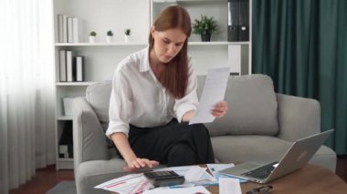 Kadın internet pazarından gelen borç yığınını modern yaşam tarzı olarak hesaplıyor ve prim siber güvenlik yazılımı tarafından korunan cüzdandan çevrimiçi ödeme için kredi kartı kullanıyor