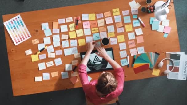 商业团队的顶视图在会议桌上写上图形标识 并附有彩色粘贴笔记和设计 同时解释想法 项目经理与聪明的团队分享想法 解释概念艺术 专题讨论会 — 图库视频影像