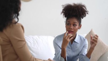 Mutlu hasta ve psikolog klinikte olumlu duygularla zihinsel sağlık sohbetlerini paylaşırken, aynı zamanda yurtiçi ofiste başarılı bir iş ve hayatı psikologa anlatıyor.