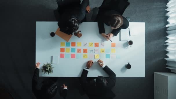 노트에 비즈니스 사람들의 계획에 논의하는 종이에 마케팅 아이디어를 작성하는 프로젝트 — 비디오