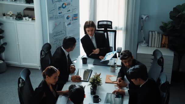 经理在会议室查看平板电脑财务统计表的最高视图 一组商界人士一起分析投资数据并制定财务策略 执行局 — 图库视频影像