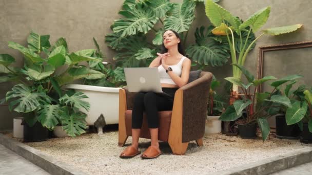 Σύγχρονη Νεαρή Γυναίκα Τεντώνει Σώμα Της Μετά Από Εργαστεί Αποστάσεως — Αρχείο Βίντεο
