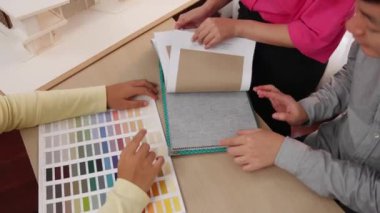 Yavaş çekim kapanış mimarı ve iç mimar. İç mekan tasarımı için tekstil malzemesi ve renk paletinden sunum yapıyor. Müşteri denetimi ve denetimine dayalı. Değiştirilmiş