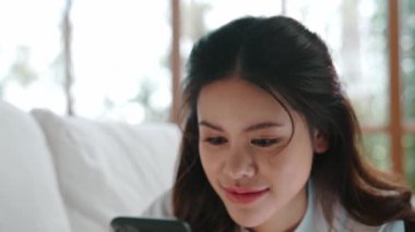 Kadın alışverişi ya da internet pazarında online ödeme modern yaşam tarzı için satılık eşyalar arıyor ve canlı siber güvenlik yazılımı tarafından korunan cüzdandan çevrimiçi ödeme için kredi kartı kullanıyor