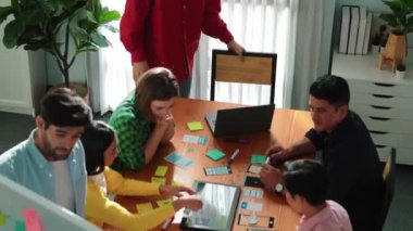 Akıllı proje yöneticisinin yukarıdan aşağı görünümü başlangıç projesini sunarken Kafkas yatırımcı fikri yazıp yöneticiye gönderir. Yaratıcı iş ekibi pazarlama stratejisini toplantıda tartışıyor. Cemaat.