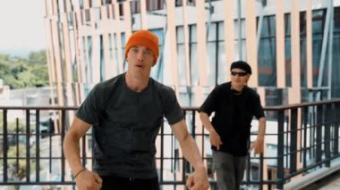 Bir grup havalı hipster dansı ve koridor alışveriş merkezindeki hip-hop müziğine ayak basmak. Çeşitli hip-hop dansçıları break dans ya da sokak dansı yapıyor. Yaşam tarzı. Açık hava sporu 2024 hiphop..