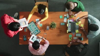 Ux Ui tasarım şirketinde çalışan bir ekip cep telefonu arayüzü için çalışırken, yönetici de kablo prototipi ile ilgili belgeler dağıtıyor. Proje yöneticisinin üst düzey görüşü yazılım hakkında beyin fırtınası fikri ya da açıklama. Cemaat.