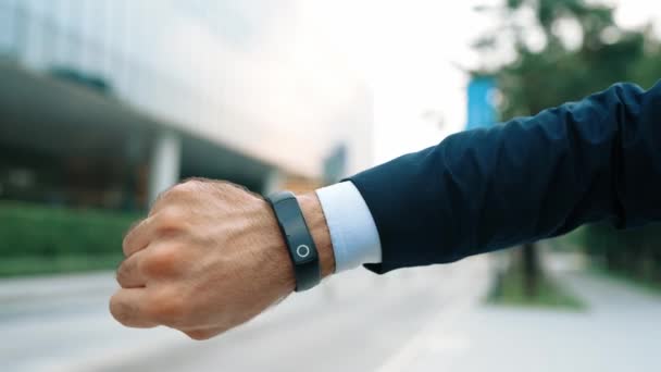 Close Mão Empresário Profissional Mostrar Relógio Inteligente Apontando Tempos Chefe — Vídeo de Stock