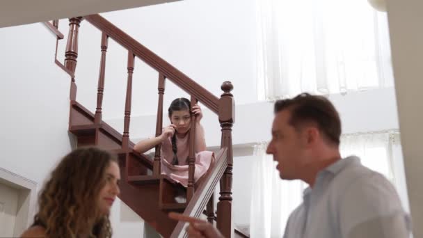 Stresszes Boldogtalan Fiatal Lány Nézi Ahogy Szülei Vitatkoznak Lépcsőn Családon — Stock videók