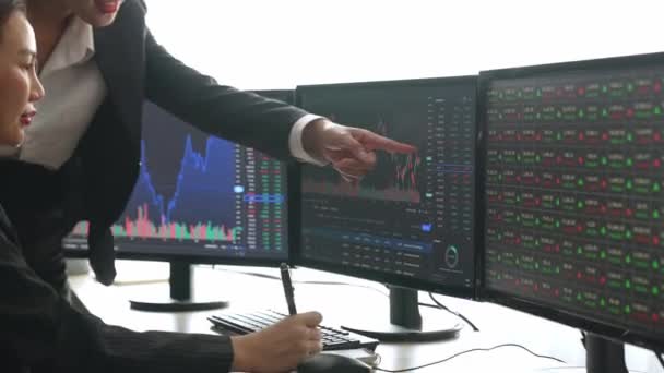 株式取引会社のビジネス投資家は 損失のためのキャンドルバーの価格を分析し 利益と利益を上げるモニターを調べる株式取引マーケティングを分析します バージョニング — ストック動画