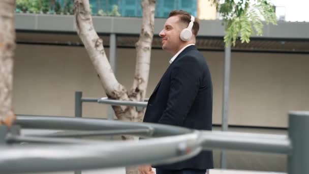 Щасливий Менеджер Проекту Робочим Місцем Прогулянок Навушників Переходячи Розслабленої Музики — стокове відео