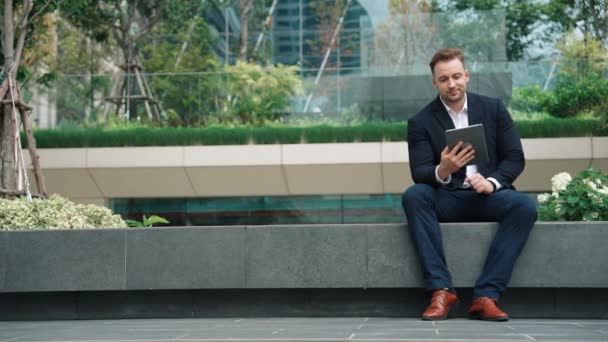 Професійний Бізнесмен Сидить Парку Працюючи Планшеті Читаючи Звіт Від Маркетингової — стокове відео