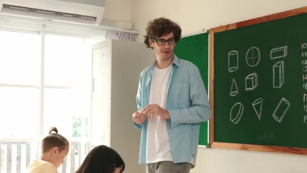 Profesori Calificați Mergând Clasă Timp Uită Temele Studenților Instructor Profesionist — Videoclip de stoc
