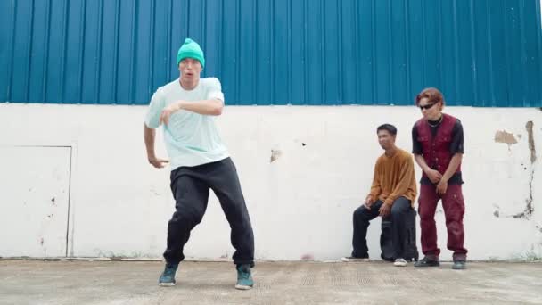 Молода Вулична Танцівниця Танцює Стилі Хіп Хопу Багатокультурними Друзями Вітають — стокове відео