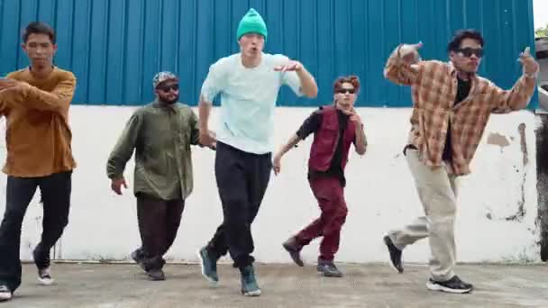Een Groep Hiphop Choreografen Die Samen Straatdansen Aan Muur Jonge — Stockvideo