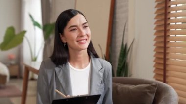 Psikolojik akıl sağlığı danışmanlığı ya da terapi seansındaki genç ve profesyonel bir hastadan akıl hastalığı teşhisi koyarken yardım istemek. Zihinsel tedavi seansı. Blithe